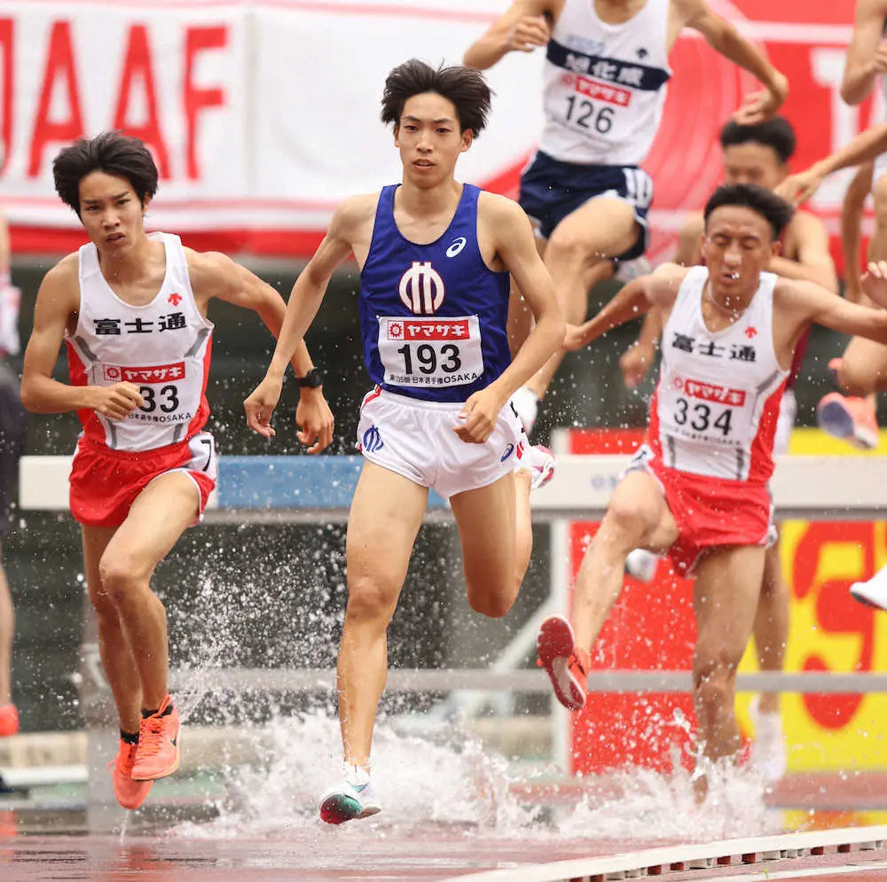 男子3000メートル障害決勝で水しぶきを上げて疾走する三浦龍司（撮影・北條　貴史）
