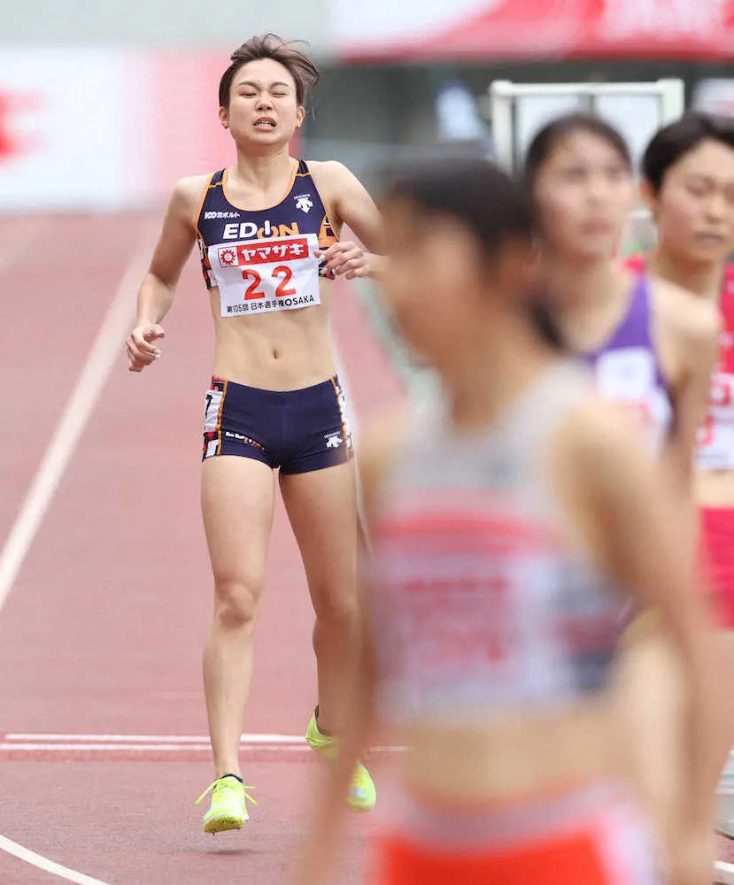 ＜陸上日本選手権＞女子800メートル決勝　足を引きずって最後尾でゴールする北村夢（撮影・北條　貴史）
