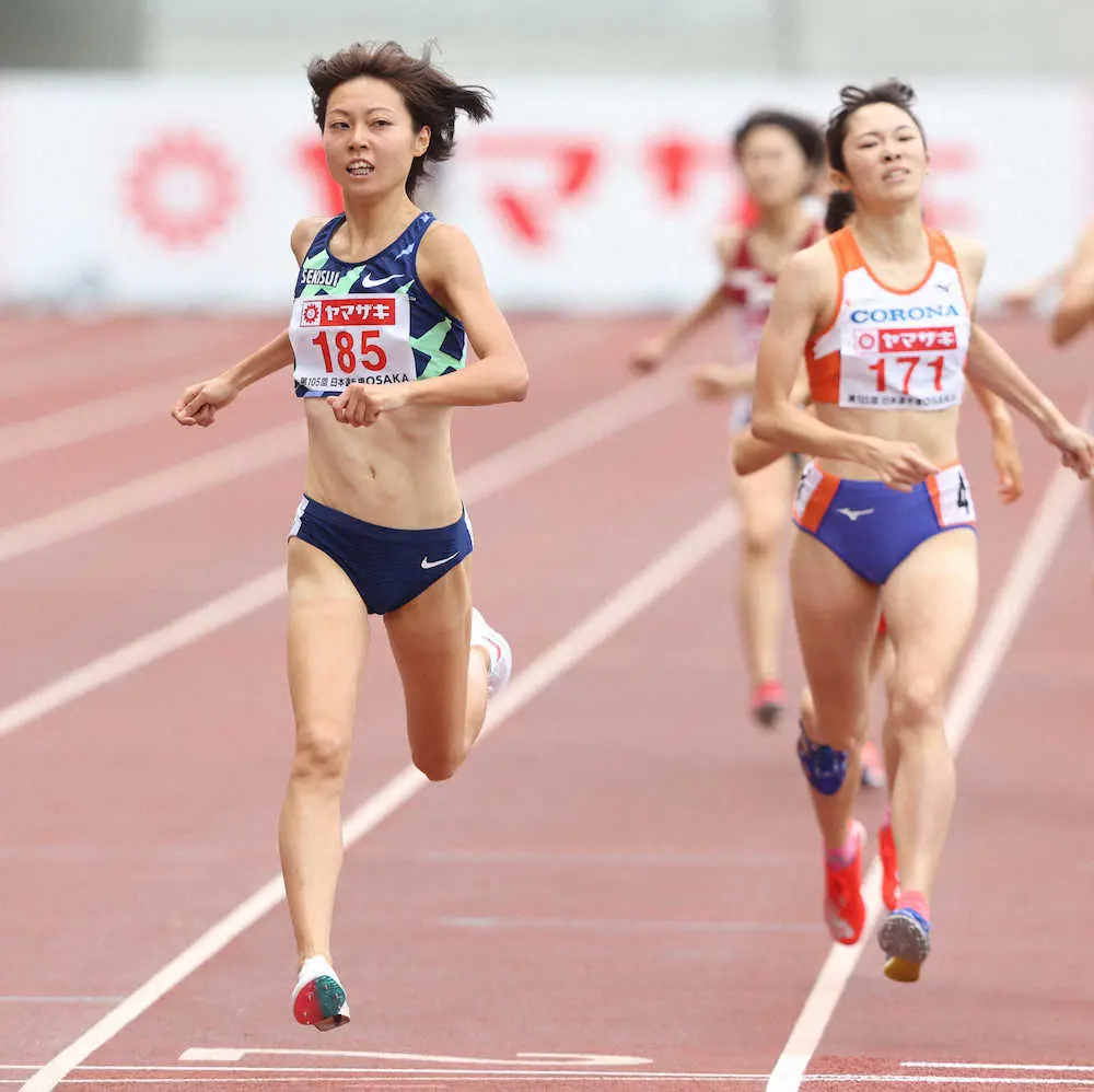 ＜陸上日本選手権＞女子800メートル決勝　競り合いを制して優勝を飾った卜部蘭（左）（撮影・北條　貴史）