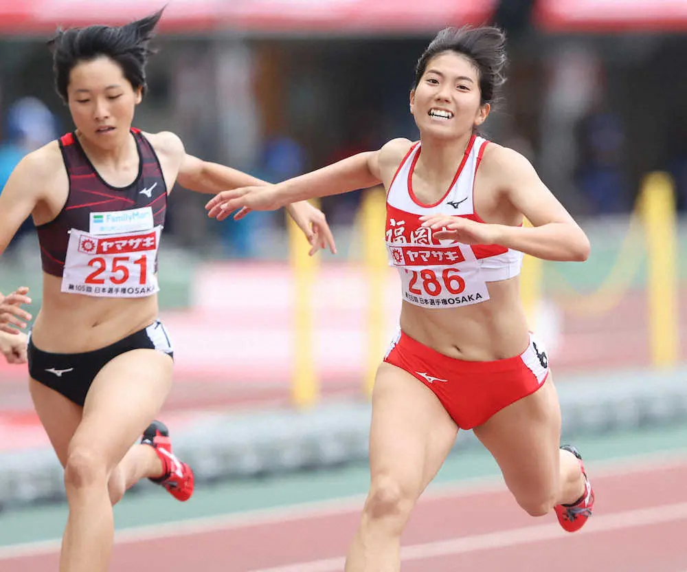 女子200メートル決勝、優勝し、100メートルとの2冠を達成した児玉芽生。左は2位の鶴田玲美（撮影・北條　貴史）