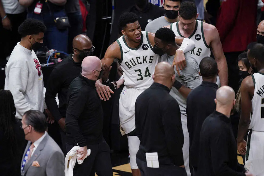 【画像・写真】ホークスが2勝2敗　ヤング離脱も快勝　バックスのアデトクンボは左膝を負傷して途中退場