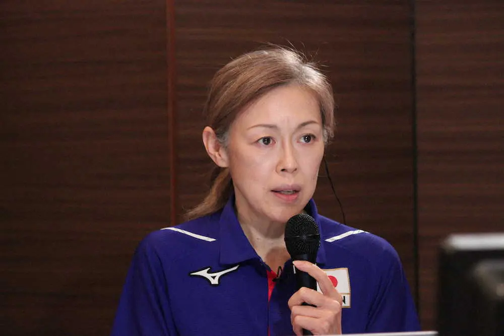 【画像・写真】バレー女子・中田監督　五輪メンバー12人発表で涙「簡単ではなかった」