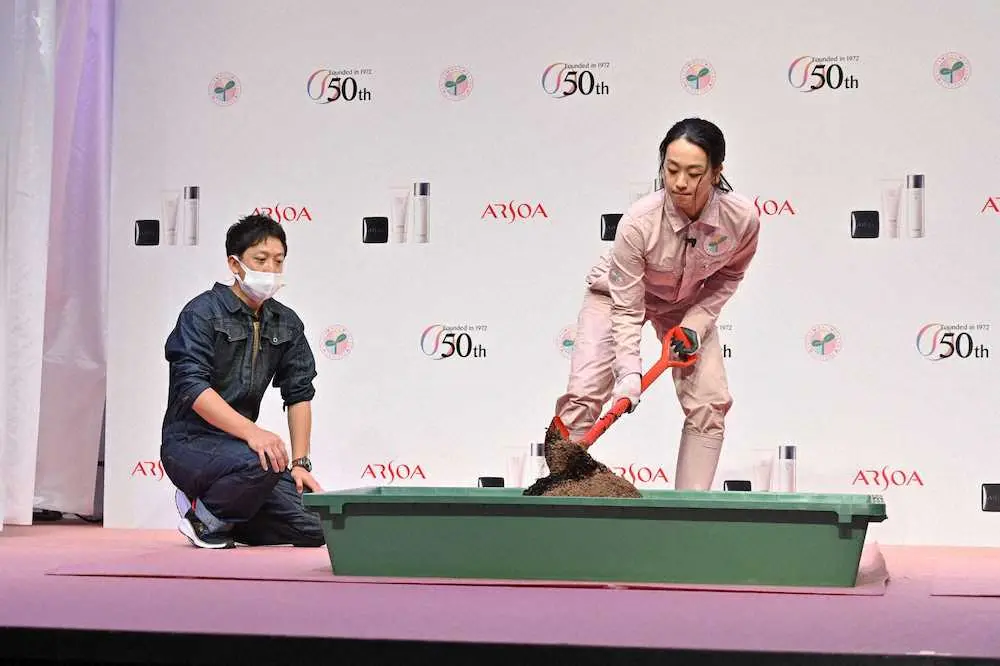 【画像・写真】真央さん　ピンクの特製つなぎで“農トレ”「無の境地に入るところが新たな発見」