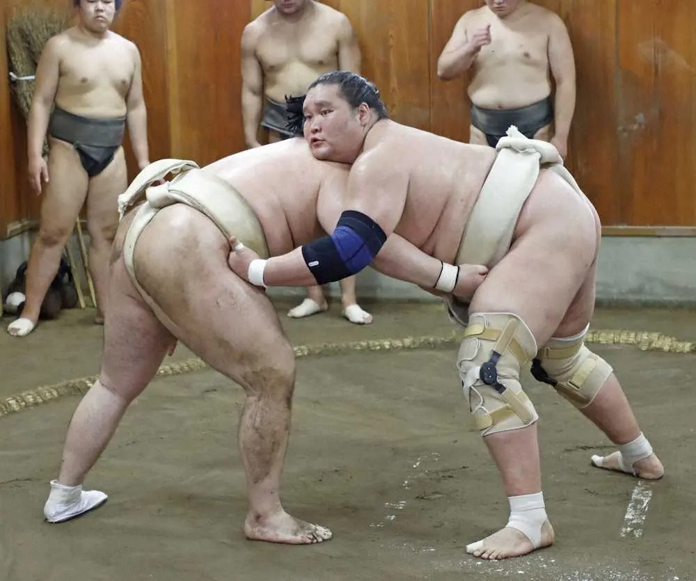 稽古する照ノ富士（右）＝日本相撲協会提供