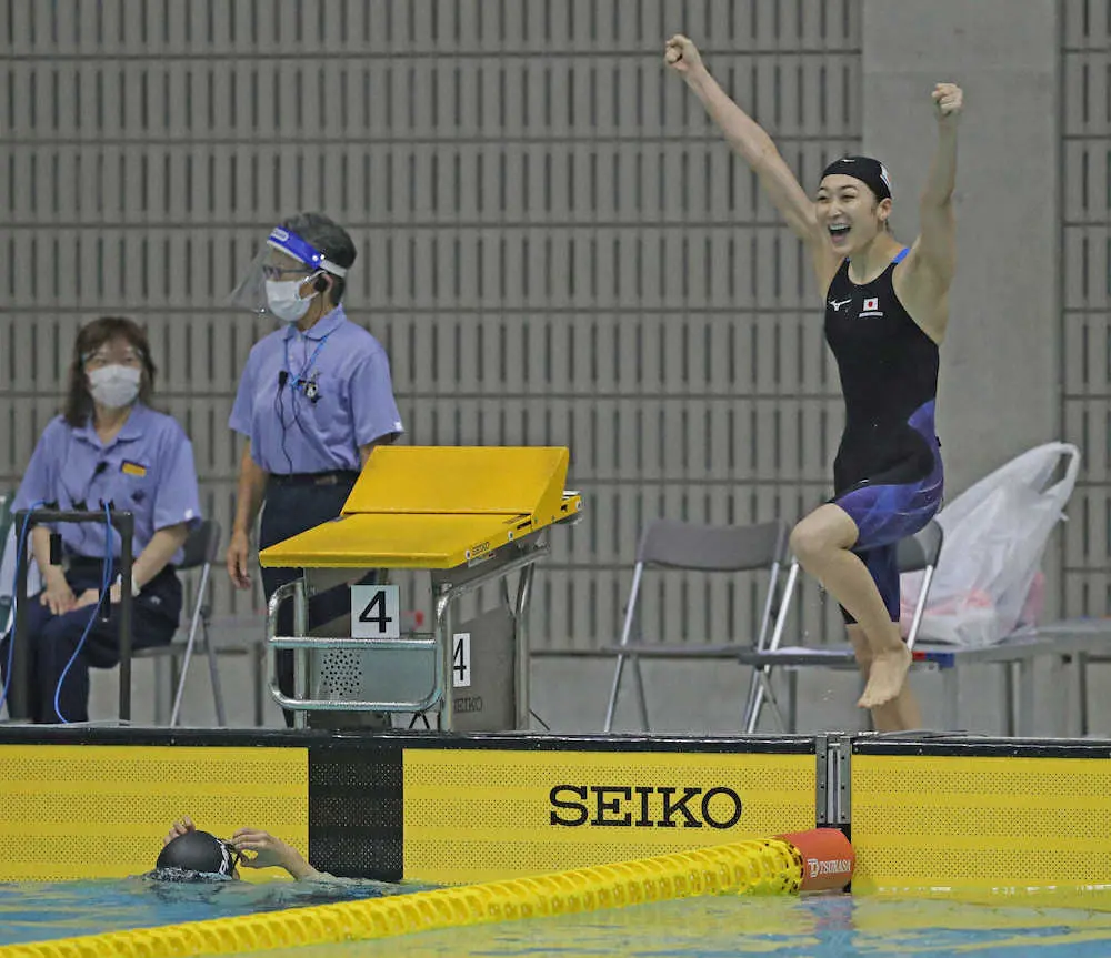 ＜サマーチャレンジ記録会＞前日に続き女子200メートルリレーで日本新記録を出し、ガッツポーズの池江。左は大本　（撮影・光山　貴大）　
