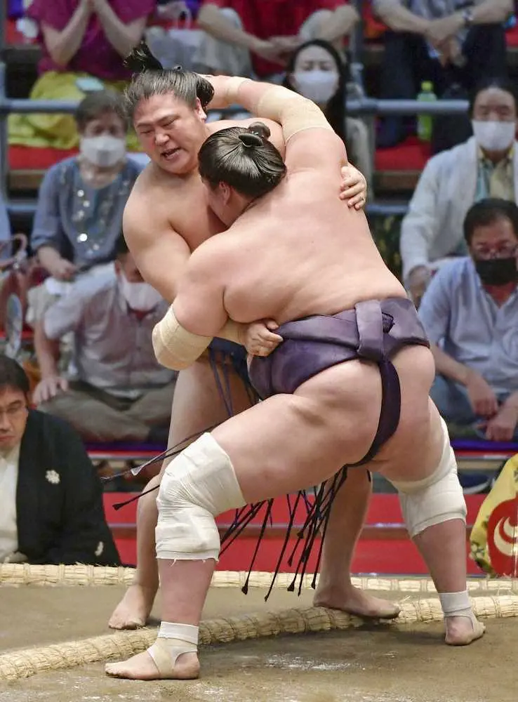 【画像・写真】照ノ富士　早くも“横綱相撲”で連勝、攻めさせ胸合わせ盤石寄り　強引小手投げ封印