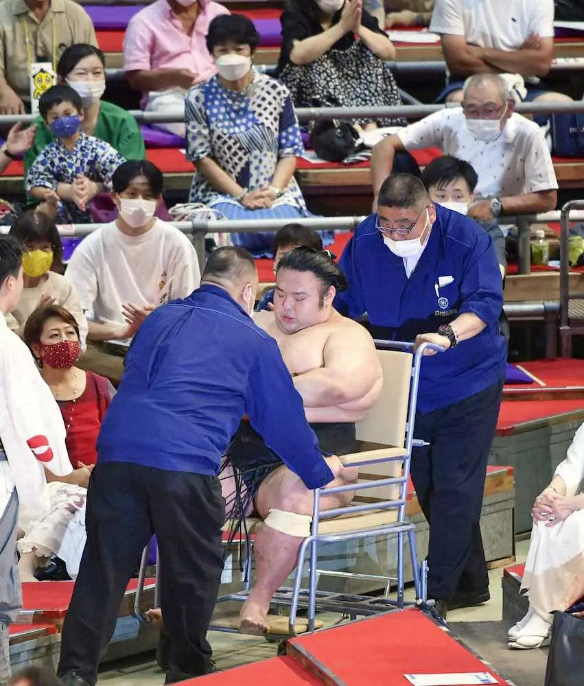 【画像・写真】貴景勝　首に電気走り土俵下でしばらく動けず　逸ノ城に初黒星喫し負傷