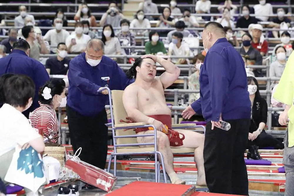 【画像・写真】炎鵬　脳振とうで取り直し続行不能…不戦敗　規則変更後、関取で初適用