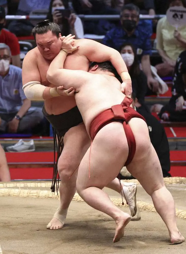 【画像・写真】白鵬4連勝　背後回られ大ピンチから土俵際で大逆転、苦笑いも
