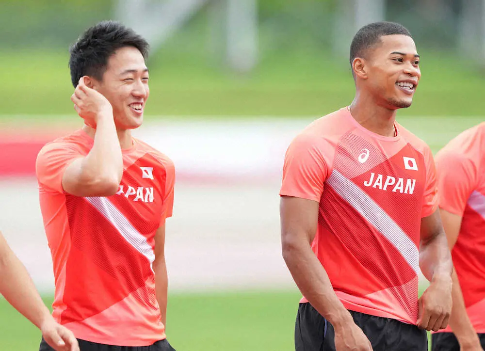 東京2020オリンピック　男子短距離日本代表公開練習　　　練習の合間に笑顔を見せる川端魁人（左）とウォルシュ・ジュリアン（代表撮影）＝2021年7月9日、山梨県富士吉田市