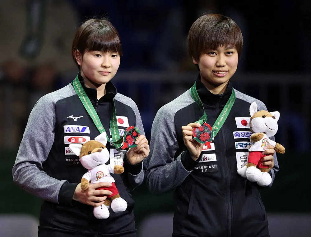 2019年の卓球世界選手権女子ダブルスで、銅メダルを獲得した佐藤瞳（右）、橋本帆乃香