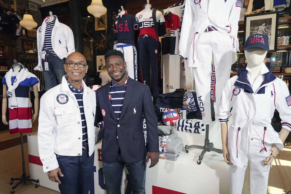 東京五輪の米国代表が身に着けるファン付きの白いジャケットと紺色のブレザー（AP）