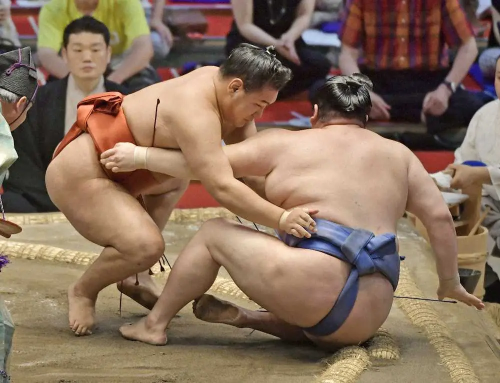 【画像・写真】豊昇龍　2場所連続大関撃破で自己最速勝ち越し　叔父・朝青龍ばりの足技鮮やか