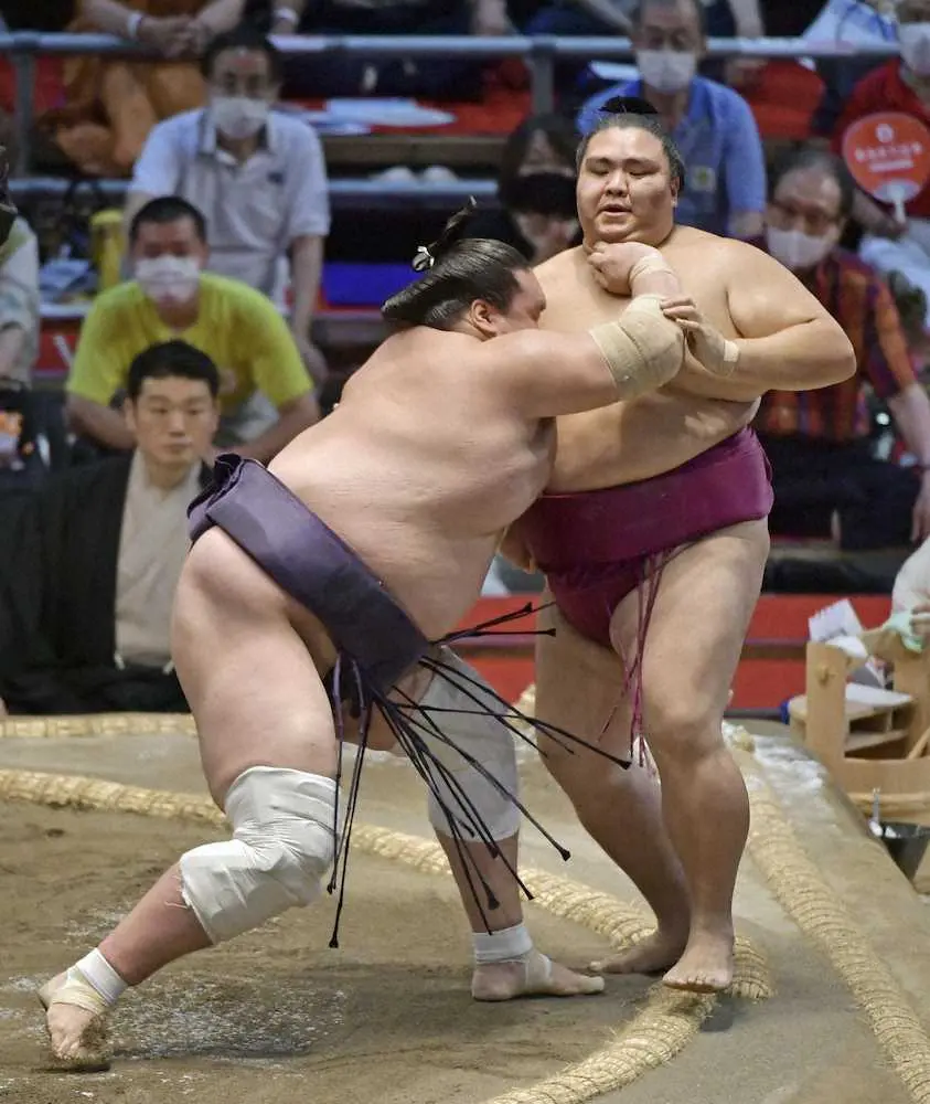 【画像・写真】照ノ富士、御嶽海を圧倒　自己最長タイ初日から11連勝　優勝争い白鵬と一騎打ち