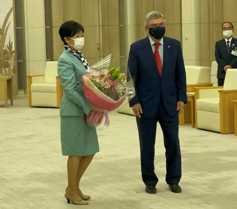 IOCのバッハ会長から花束を贈呈された東京都の小池知事