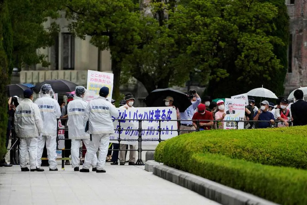 「バッハは来るな」…バッハ会長の広島訪問に抗議する人々（ロイター）