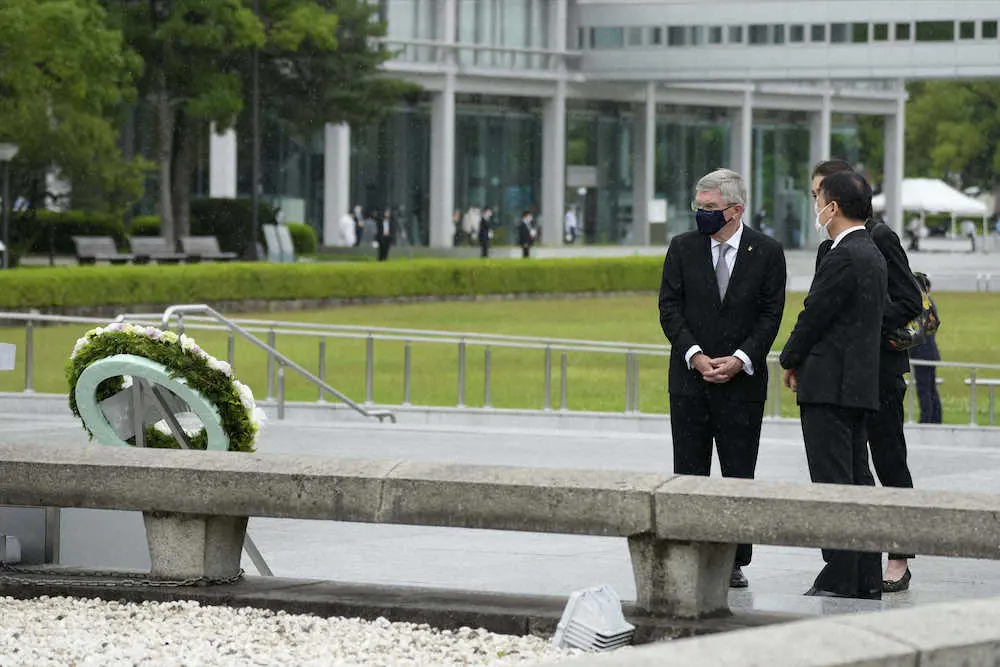 平和記念公園を訪問し、原爆慰霊碑に献花するIOCのバッハ会長（AP）
