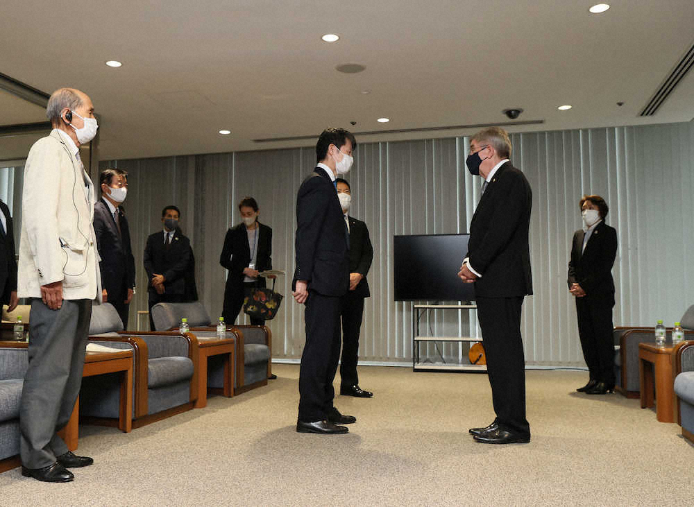 広島平和記念資料館で（手前左から）被爆者の梶矢文昭さん、湯崎英彦広島県知事らと面談する国際オリンピック委員会（IOC）のトーマス・バッハ会長（手前右）