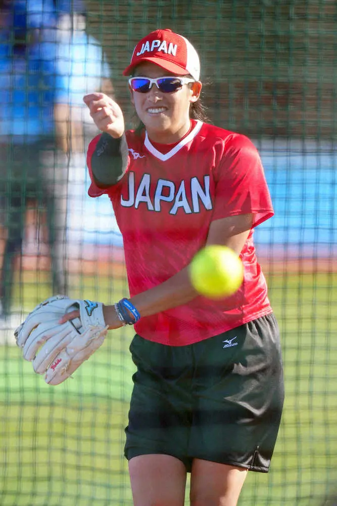 ＜ソフトボール女子日本代表公式練習＞投球練習する上野（撮影・会津　智海）