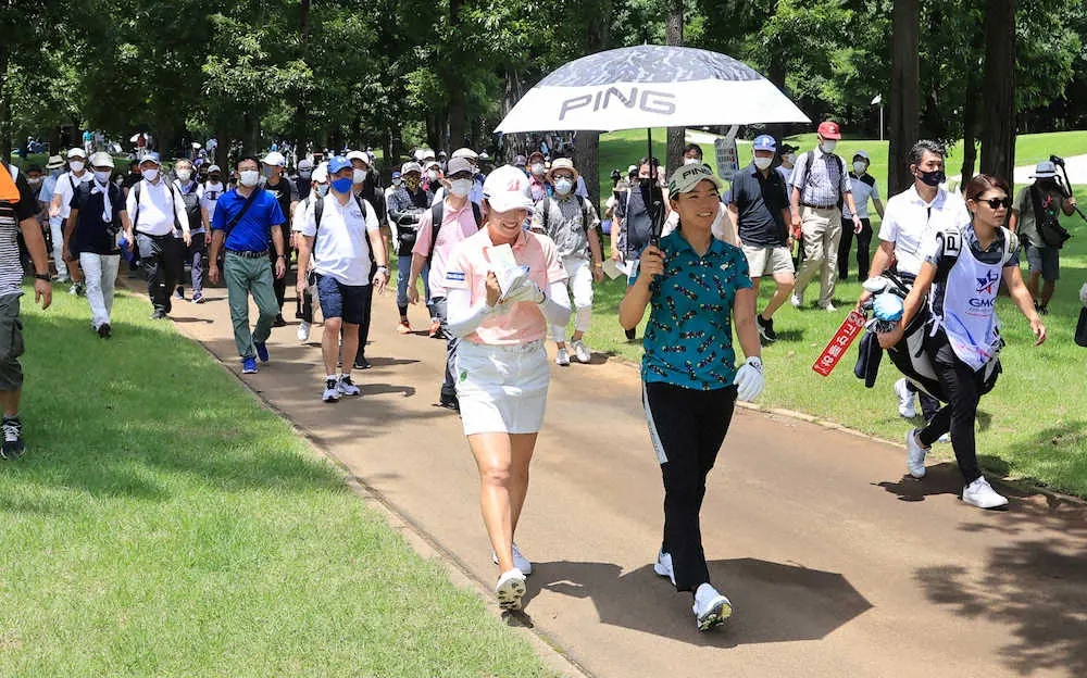 ギャラリーを引き連れラウンドする渋野 右 と稲見 撮影 西尾 大助 スポニチ Sponichi Annex スポーツ