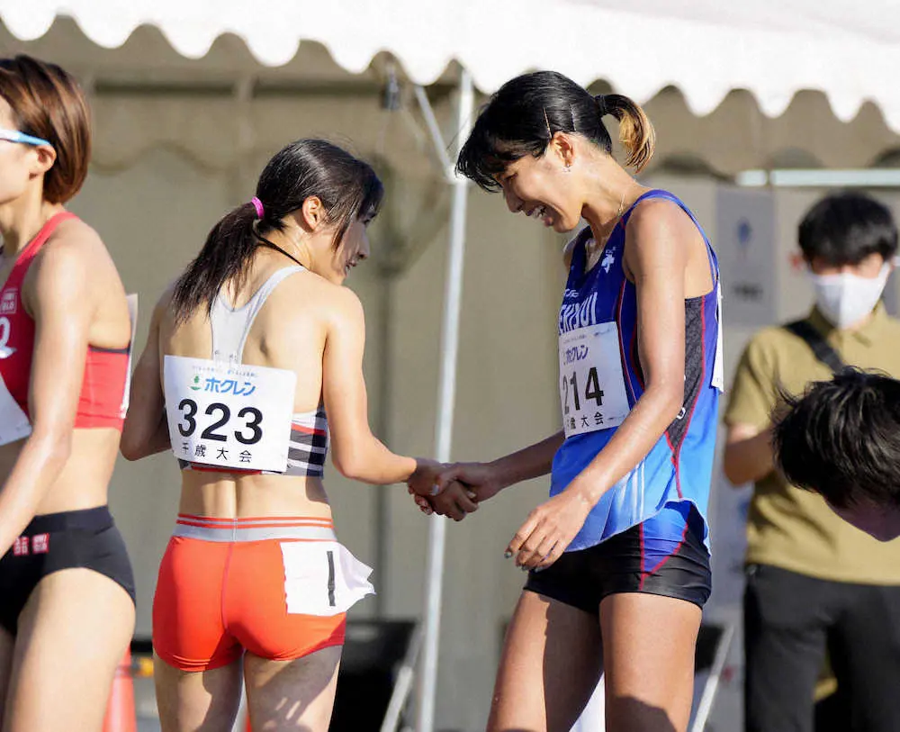 女子1500メートルのレースを終え 新谷仁美 右 と握手する田中希実 代表撮影 スポニチ Sponichi Annex スポーツ