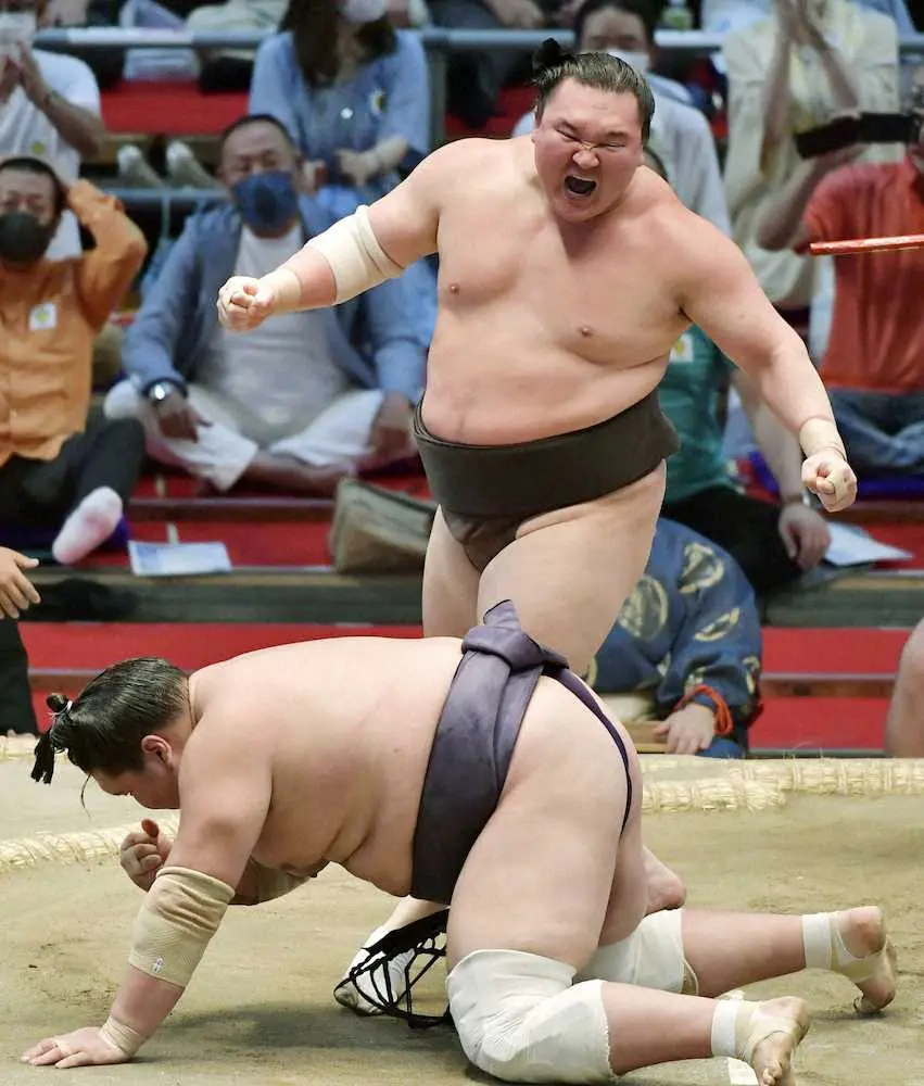 大相撲名古屋場所千秋楽、小手投げで照ノ富士を破り、雄たけびを上げる白鵬。7場所ぶり45度目の優勝を果たした