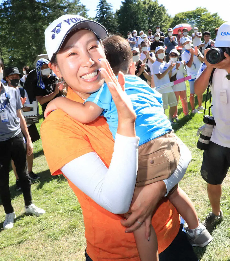【画像・写真】若林がプレーオフ制してツアー4勝目、史上6人目の“ママさんV”飾る