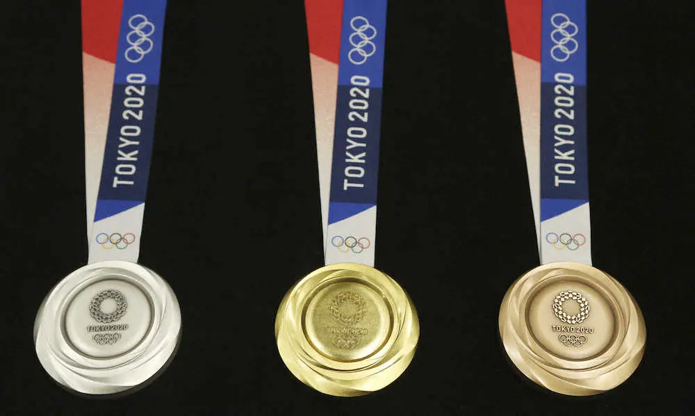 東京五輪で授与される金メダル（中央）銀メダル（左）と銅メダル（AP）