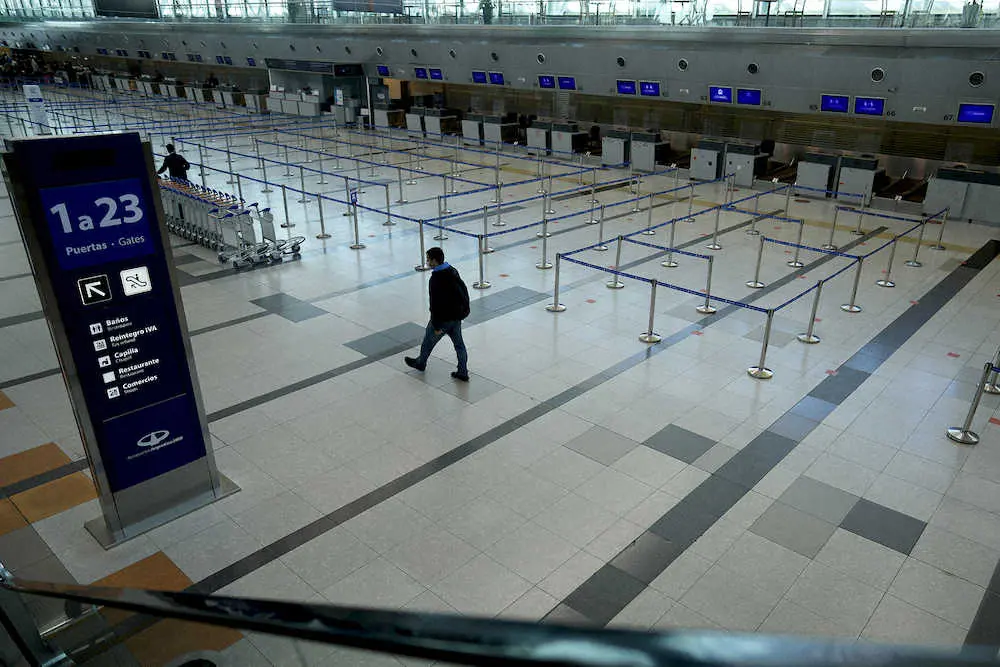 ほとんど乗客の姿がないブエノスアレス空港の出発ロビー（AP）