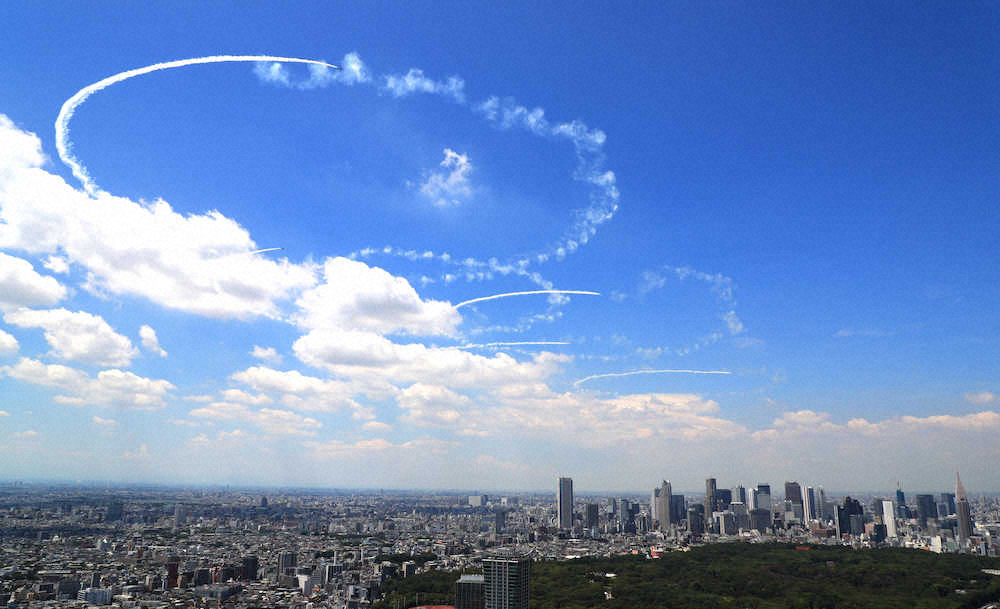 東京五輪開会式の予行演習で東京上空に五輪の輪を描くブルーインパルス（撮影・白鳥　佳樹）