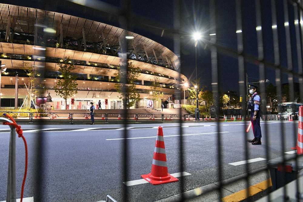 東京五輪の開会式が開かれる国立競技場。周囲はフェンスで囲まれている＝22日夜