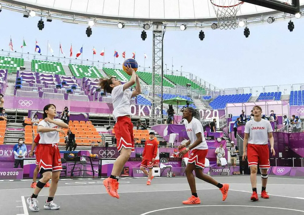 バスケ3人制女子　練習する（左から）山本、篠崎、馬瓜ス、西岡