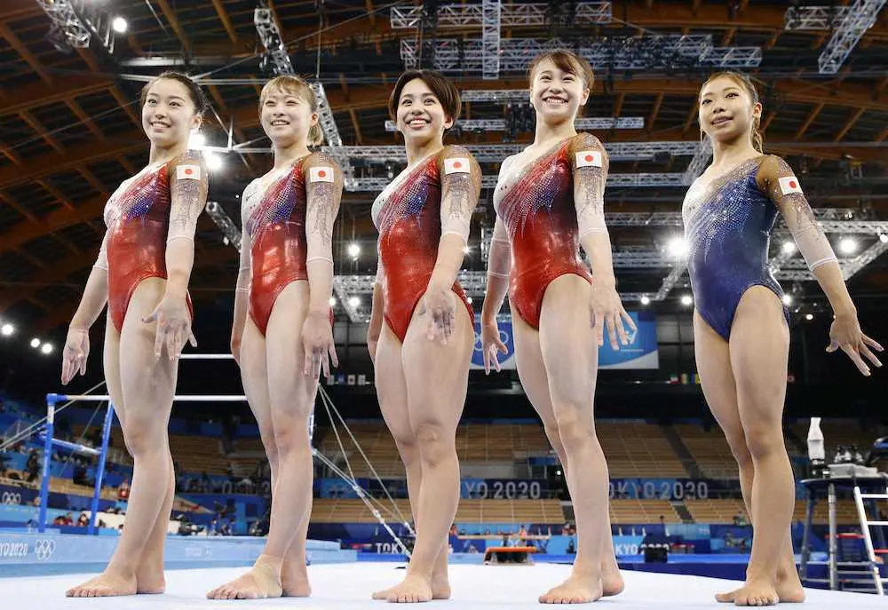 体操女子公式練習を終え、記念撮影に応じる（左から）畠田、平岩、村上、杉原、芦川
