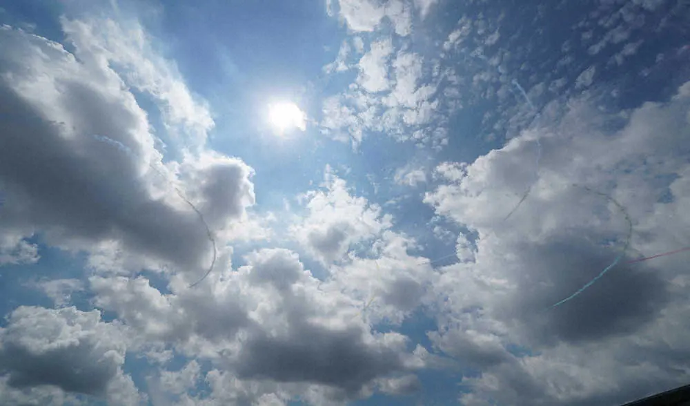ブルーインパルスが東京の空に五輪マークを描こうとする（撮影・木村　揚輔）