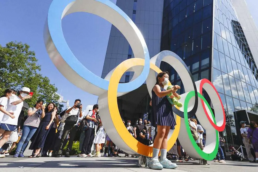【画像・写真】23日午後、東京五輪の開会式が行われる国立競技場前のモニュメントでは、大勢の人たちが記念撮影をしていた