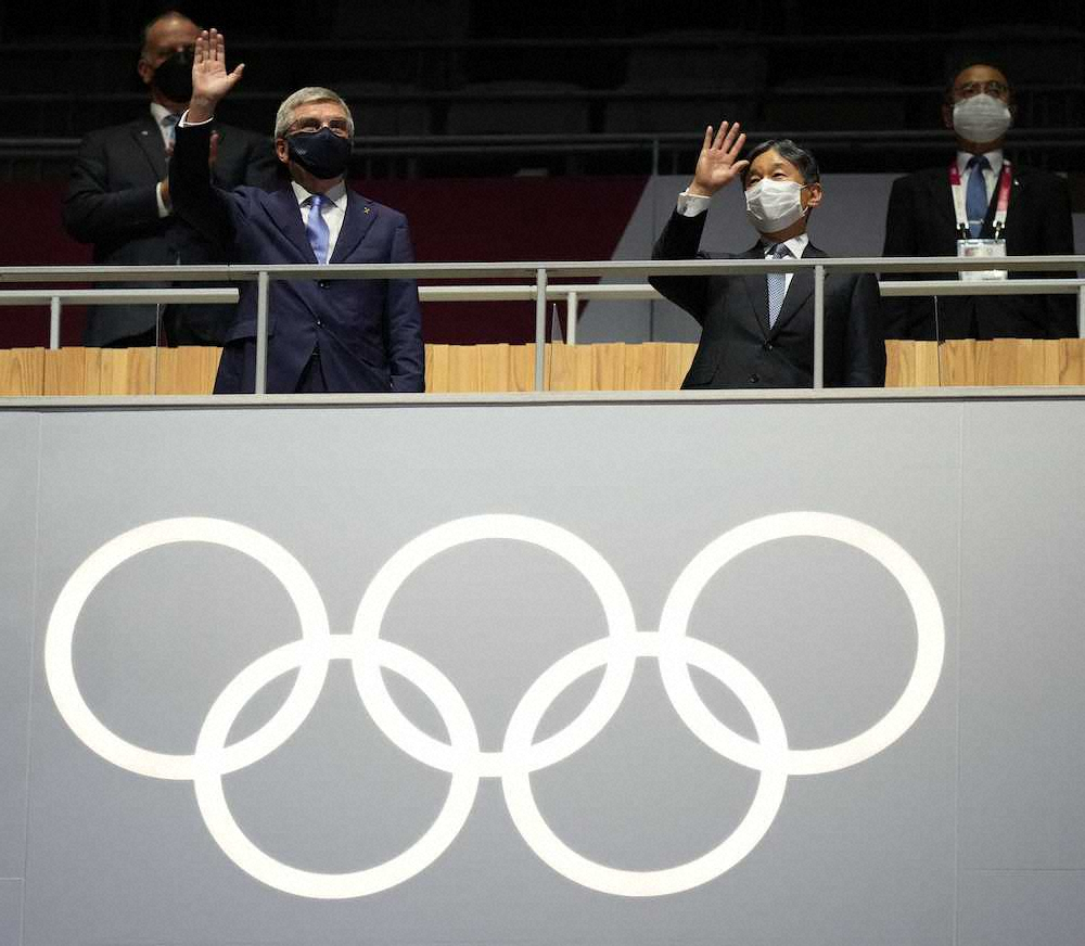 ＜東京五輪開会式＞開会式で手を振られる天皇陛下。左はIOCのバッハ会長（7月23日午後8時13分、東京・国立競技場で）＝代表撮影