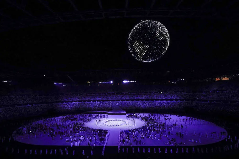 東京五輪開会式の一場面、空中に浮かび上がる“地球”（AP）