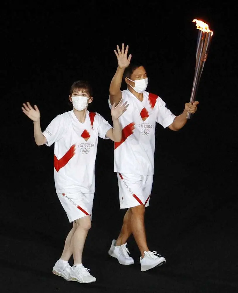 開会式で聖火ランナーを務める吉田沙保里さん（左）と野村忠宏さん＝23日夜、国立競技場