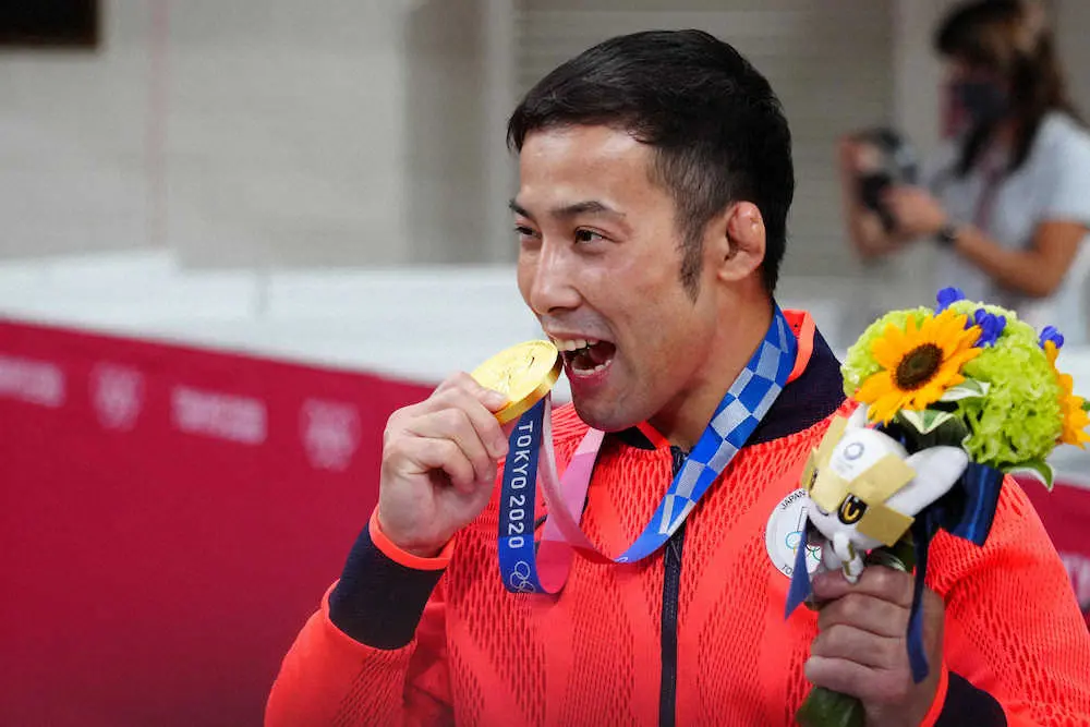 ＜柔道男子60キロ級決勝＞金メダルをかじり笑顔を見せる高藤（撮影・会津　智海）