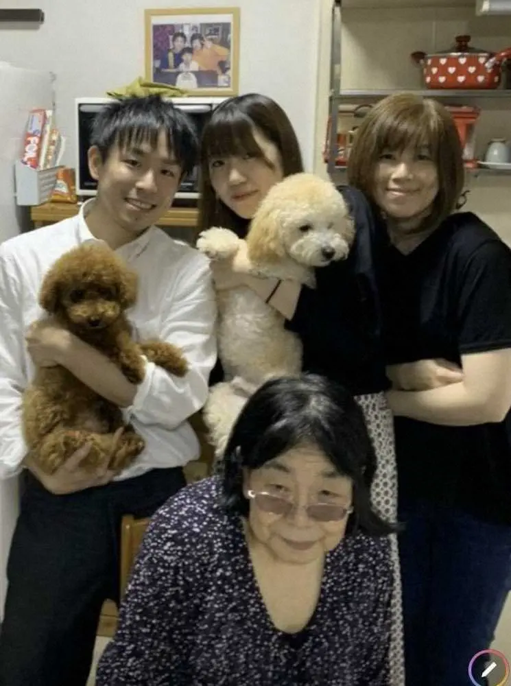 上段左から丹羽、姉の美里さん、母の美加さん、下段は祖母（家族提供）