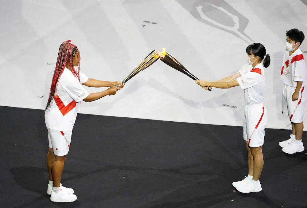 東京五輪 開会式 被災地の子供たちから聖火を受け継ぐ大坂なおみ 左 撮影 小海途 良幹 スポニチ Sponichi Annex スポーツ