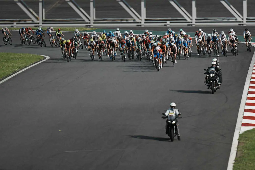 富士スピードウェイ内を走る自転車ロードの選手たち（AP）