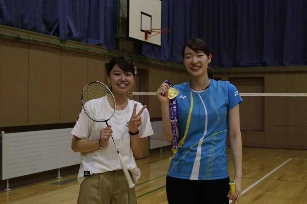 世界選手権のメダルを手にする松本（右）と長瀬さん