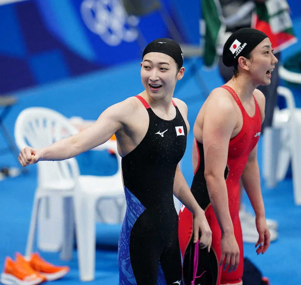 ＜競泳　女子4×100メートル自由形リレー予選＞泳ぎ終えた池江璃花子（左）は笑顔を見せる（撮影・小海途　良幹）