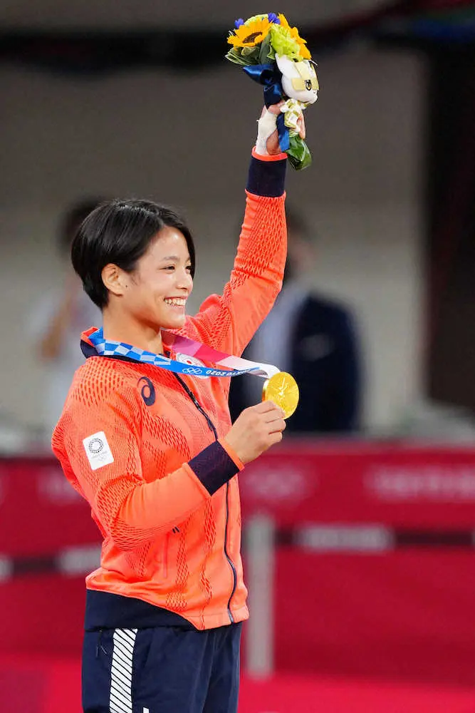 ＜柔道女子52キロ級決勝＞金メダルを手に笑顔を見せる阿部詩（撮影・会津　智海）