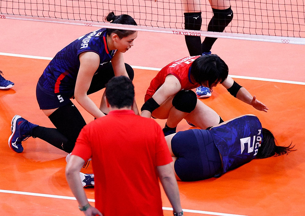 日本代表にアクシデント発生 古賀が転倒しコート去る 相手選手と接触 スポニチ Sponichi Annex スポーツ