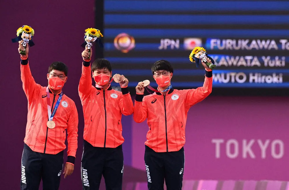 アーチェリー男子団体の3位決定戦で勝利し、銅メダルを獲得した（左から）古川高晴、河田悠希、武藤弘樹（ロイター）