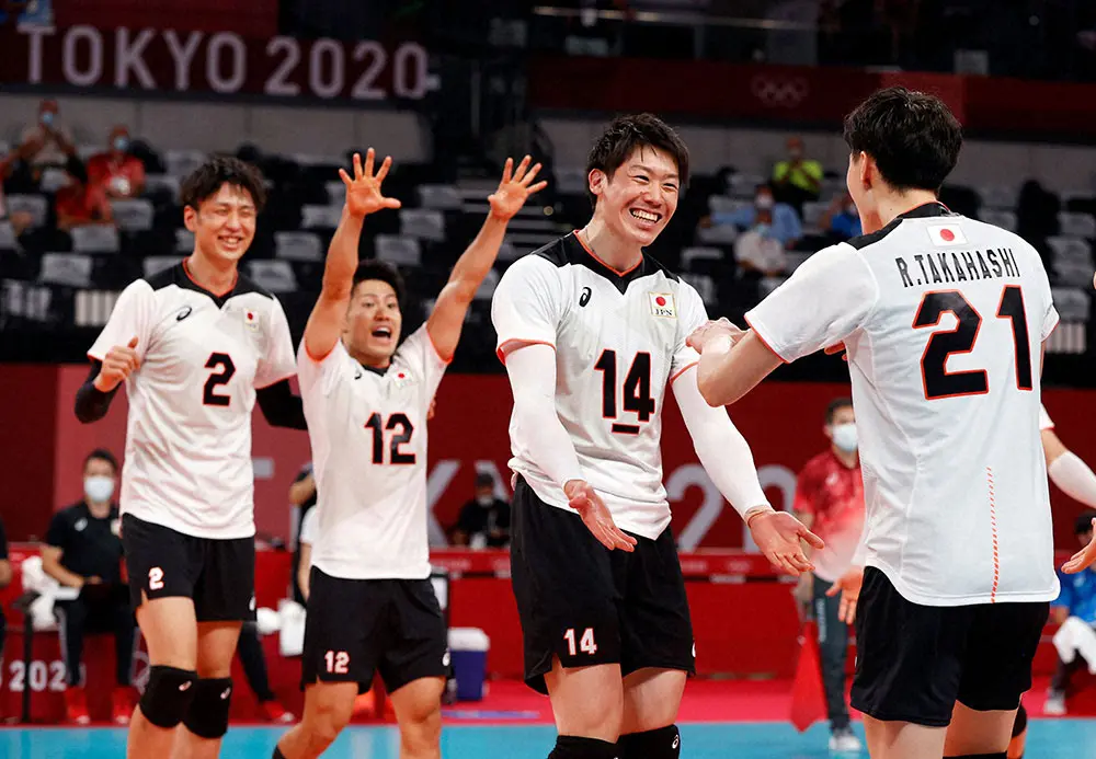 ＜日本・カナダ＞得点を喜ぶ石川（14）ら日本チーム（ロイター）