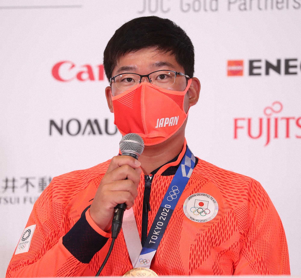 記者会見に臨むアーチェリー男子団体の古川高晴 ― スポニチ Sponichi Annex スポーツ