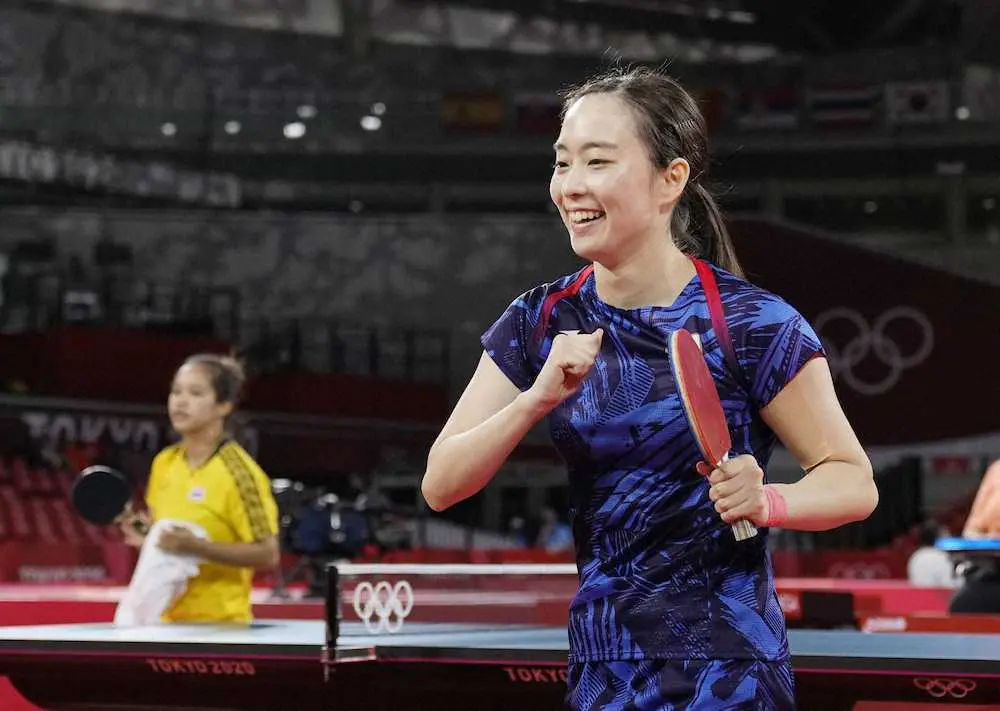 卓球女子シングルス3回戦でタイ選手（奥）に勝利し、笑顔の石川佳純